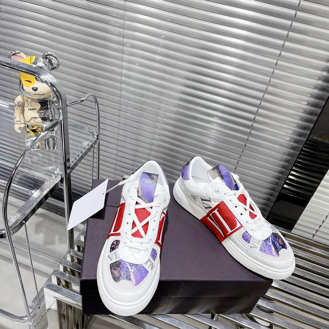 👟👟Ex-factory price 600👟👟 Valentino ONE STUD calfskin lace-up sneakers. Soft suede low-top sneakers, classic and versatile, couple's sneakers, special goods, worth buying! A pair of simple shoes with unique details will save you from the difficulty of dressing. OneStud sneakers, with quilted plaid and oversized rivets, create an eye-catching punk style and get rid of the heavy feeling of this season's clothing. Upraise calfskin derby shoes, with exquisite leather construction and simple silhouette, and smooth lines set the tone of coolness, are a versatile item in the wardrobe. There are more Valentino boutique shoes waiting for you to unlock! It’s time to get the shoes you’ve been coveting for a long time! Officially on sale 7,+++ - Seven straps, decorated with metallic rubber effect. Decoration on the back and tongue. Size 35-44.